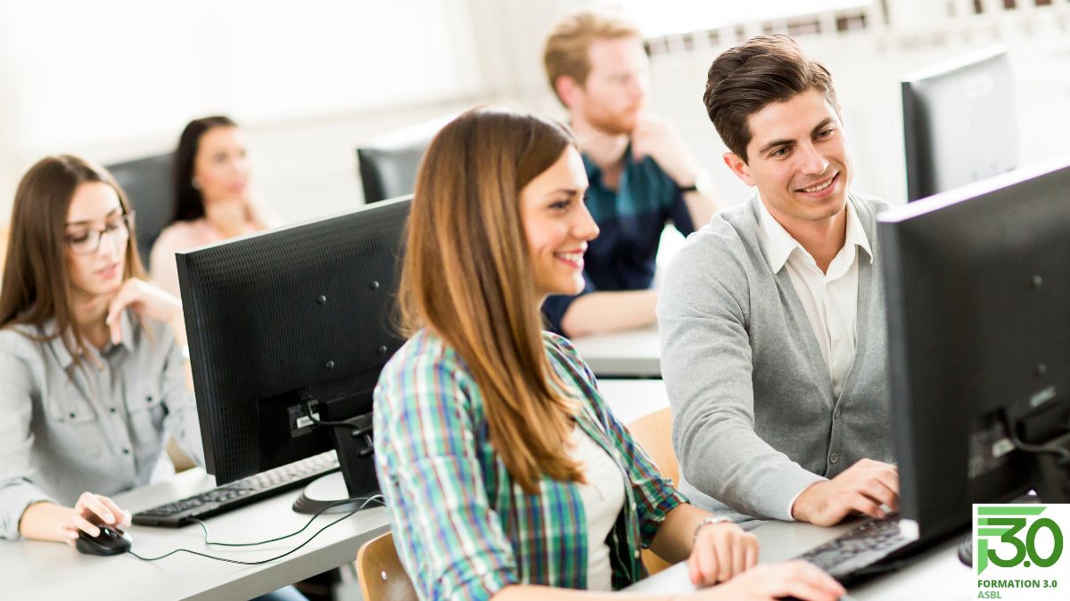 Un groupe de jeune étudie sur ordinateur avec Formation 3.0